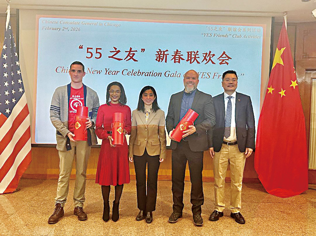 張宜琪副總領事（中）、王義參贊（右1）贈送新春禮物予林肯公園高中校長施泰米勒（右2）、威廉·霍華德·塔夫特高中校長格洛瓦茲（左1）、威斯汀豪斯學院預備高中副校長博卡德（左2）。      梁敏育攝