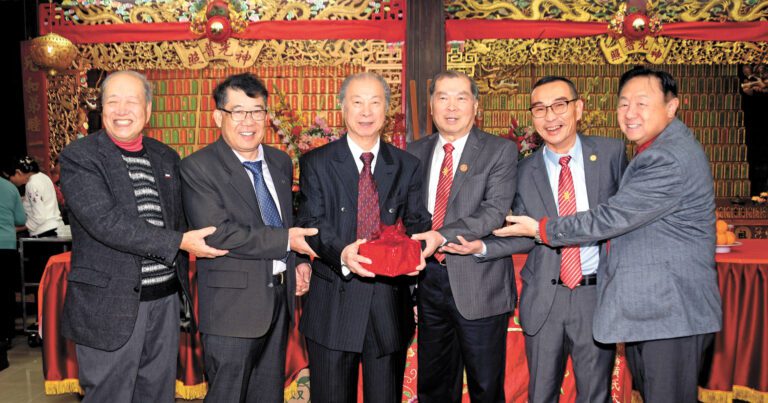 全美黃氏元老有為、潮錚；總長子衡主持交接，滿任主席文正與新任主席偉楊、副主席景洪順利接印，履新承責。姜家譽攝