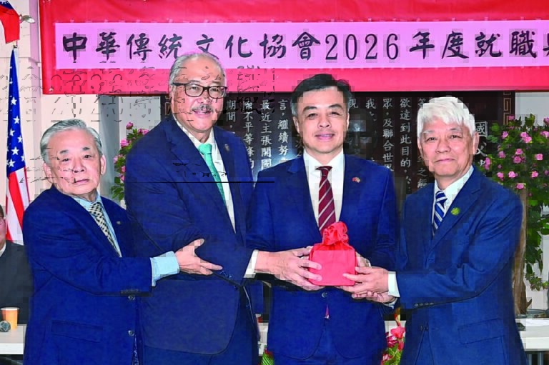 經文處處長伍志翔（右2）主持監交，新任會長余健全（左2）、副會長周達昌（左1）與滿任會長張博器（右1）順利交接，承印履新。馬紅兵攝