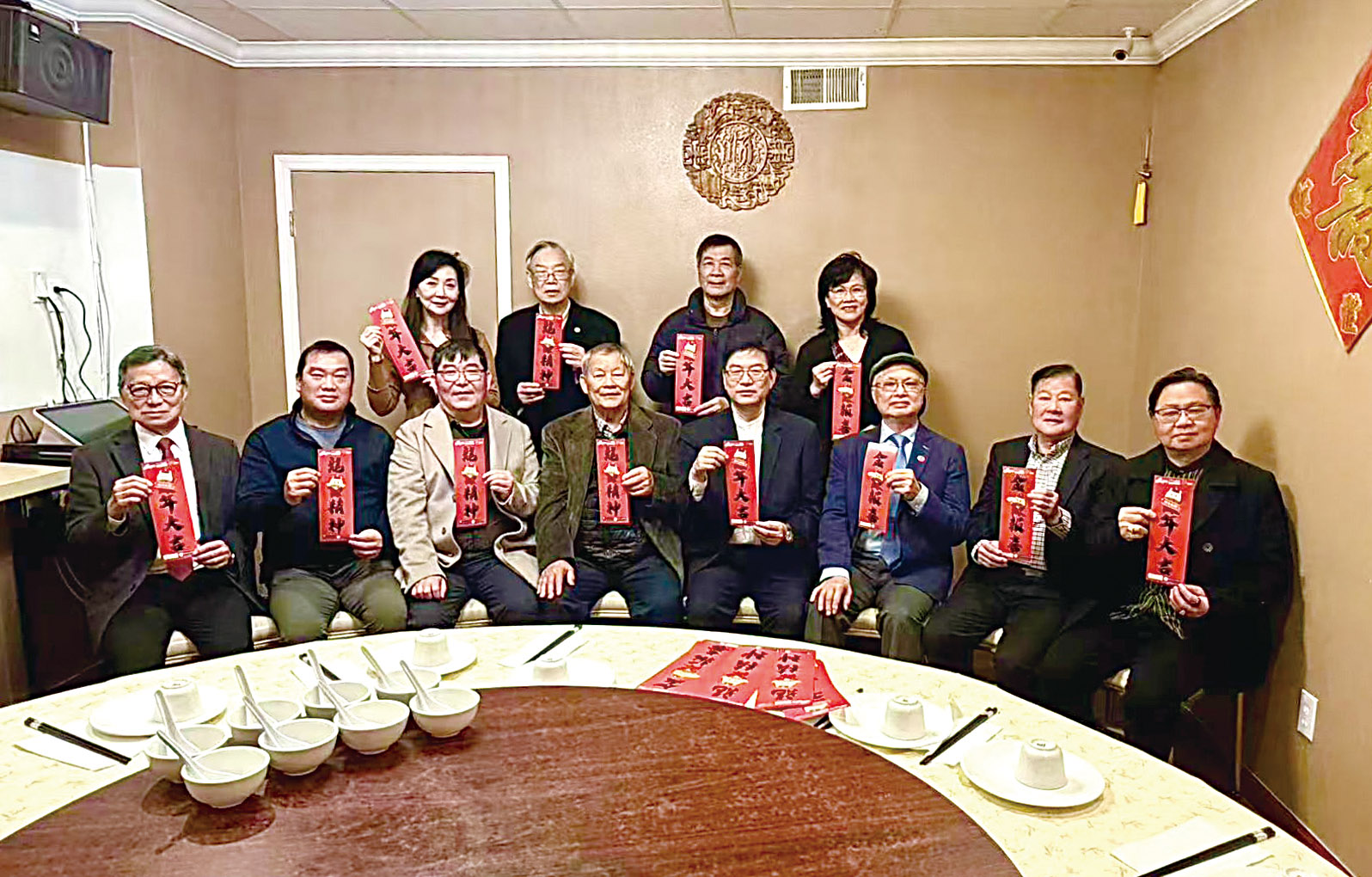 星島日報梁建鋒社長、總經理曹念秀、副總經理董少英與中華總會館總董朱明沾暨主席團、通事、中文助理合影。