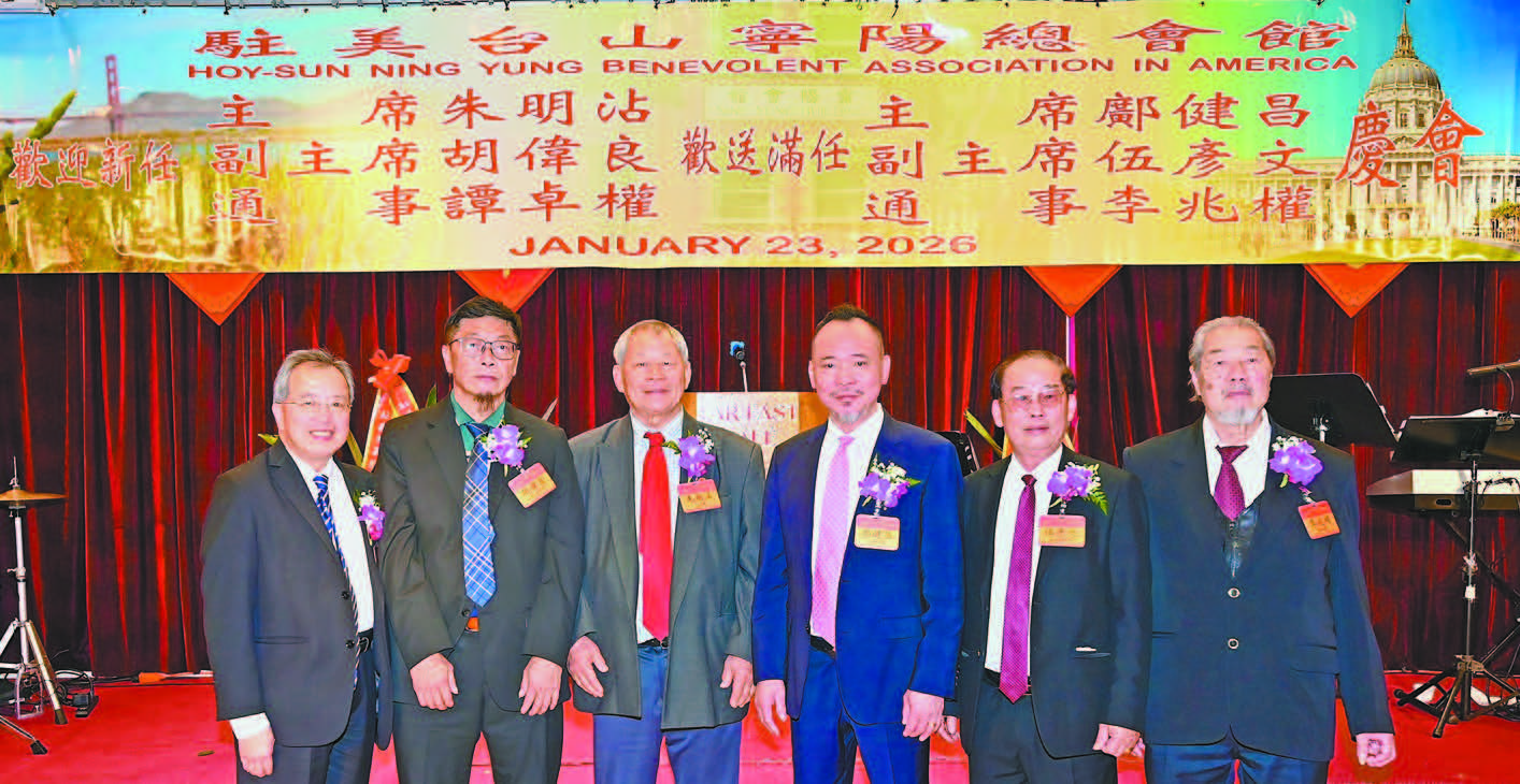 寧陽總會館新任主席朱明沾（左3）、副主席胡偉良（左2）、通事譚卓權（左1）；滿任主席鄺健昌（右3）、副主席伍彥文（右2）、通事李兆權（右1）在慶會上合影。馬紅兵攝