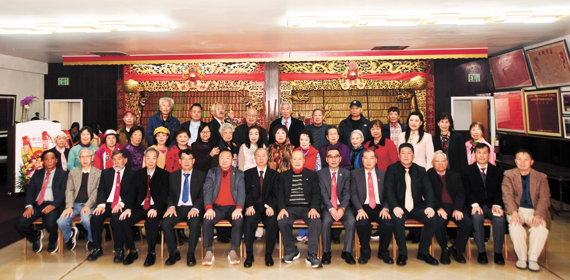 屋崙黃氏宗親會首長、職員及嘉賓合影。姜家譽攝