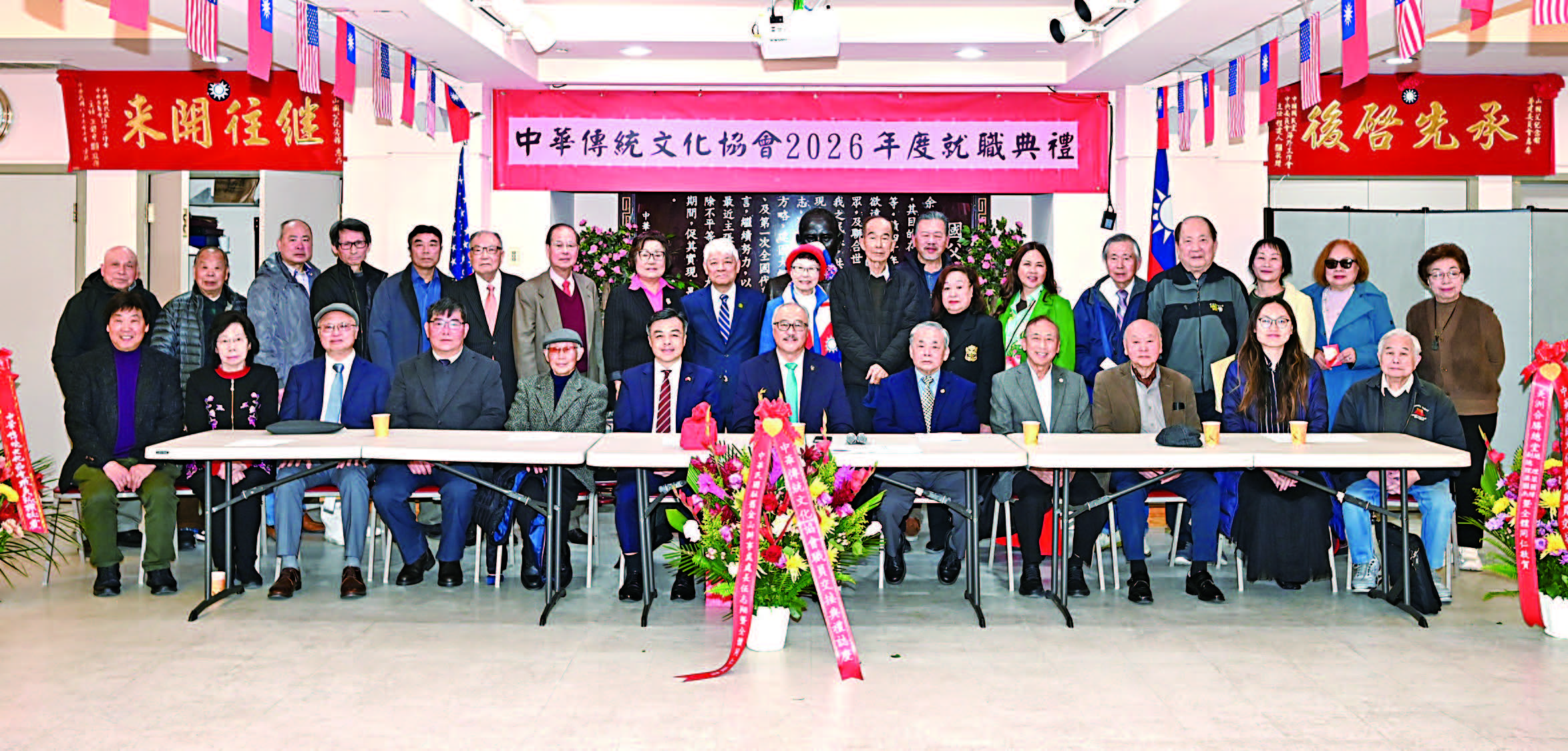 經文處處長伍志翔、文教中心主任劉岱欣暨僑界嘉賓親臨,與中華傳統文化協會新任及滿任正副會長及同仁合影。馬紅兵攝