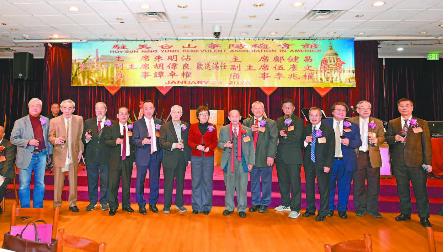 中領館副總領事曹軼彬、統一促進會理事長池洪湖與新任及滿任正副主席、通事、資深商董共同敬酒祝福。馬紅兵攝
