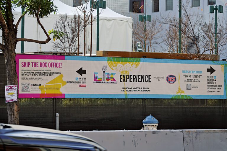 三藩市將舉行超級盃相關活動，圖為芳草地公園外街道上的宣傳橫幅。 記者黃偉江攝