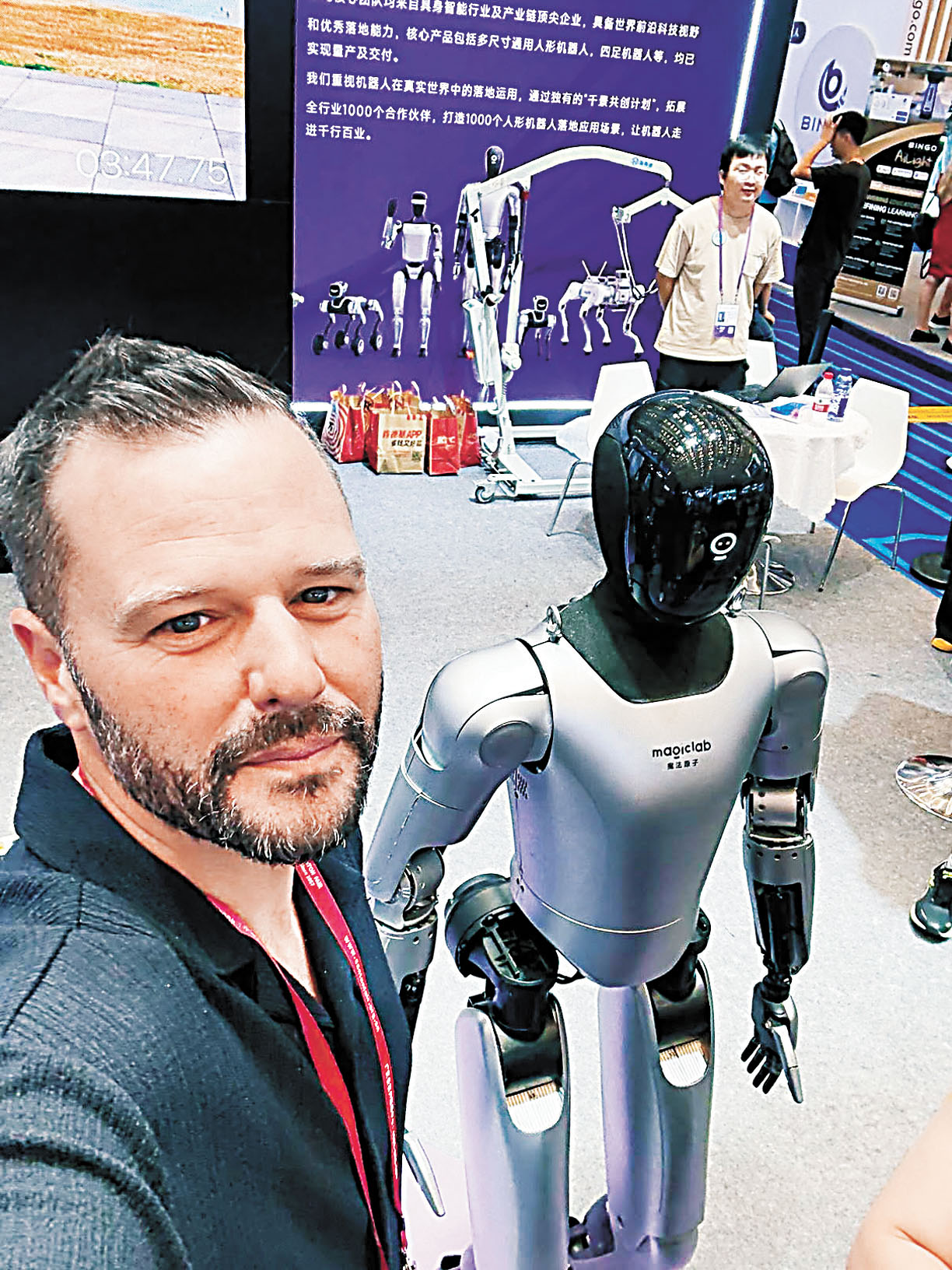 楊馳馬去年10月訪問中國廣州期間,在廣交會上與機器人自拍。楊馳馬提供