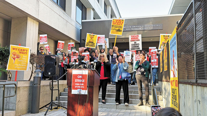 教師與支持者手持標語呼籲全面補足校園人手與改善教學環境。記者蘇婕雅攝