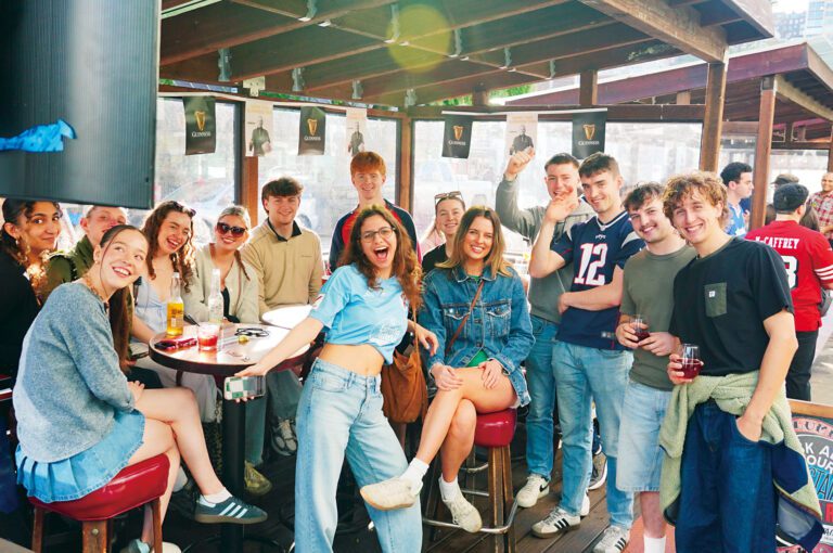 北岸區的酒吧街吸引球迷聚集。記者黃偉江攝