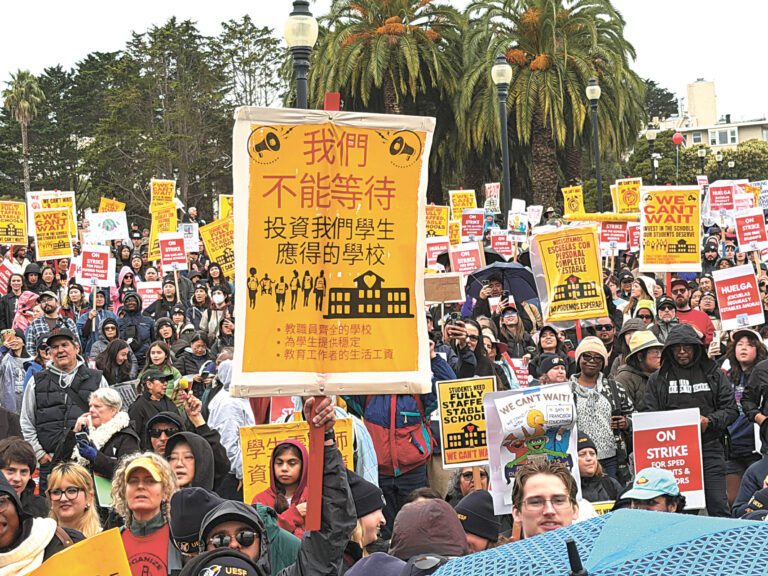 教師罷工示威游行參與者高舉「學生需要資源充足、穩定的學校」標語，表達訴求。記者蘇婕雅攝