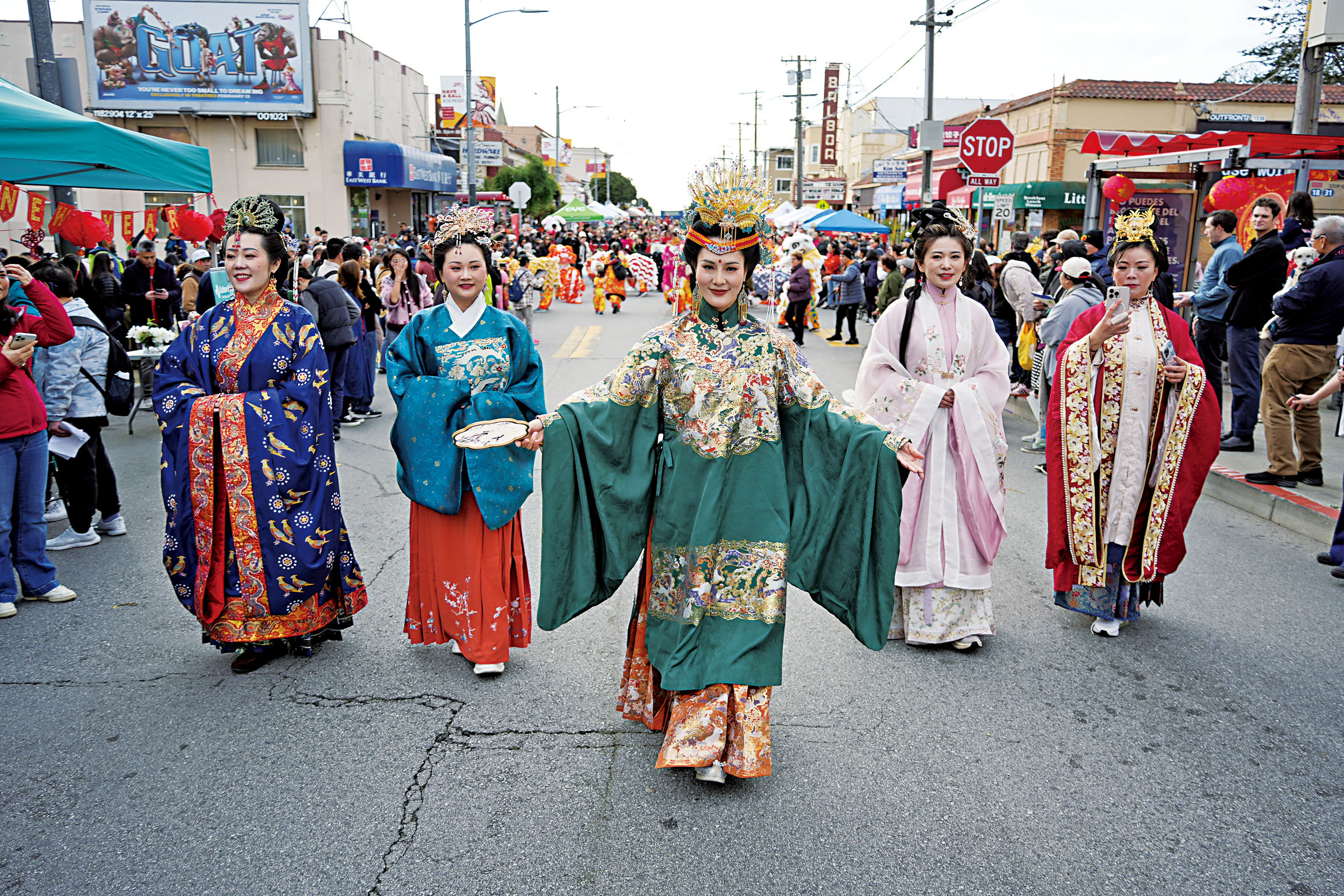 「漢服奶奶」周寶寶(中)今年擔任巡遊總指揮。