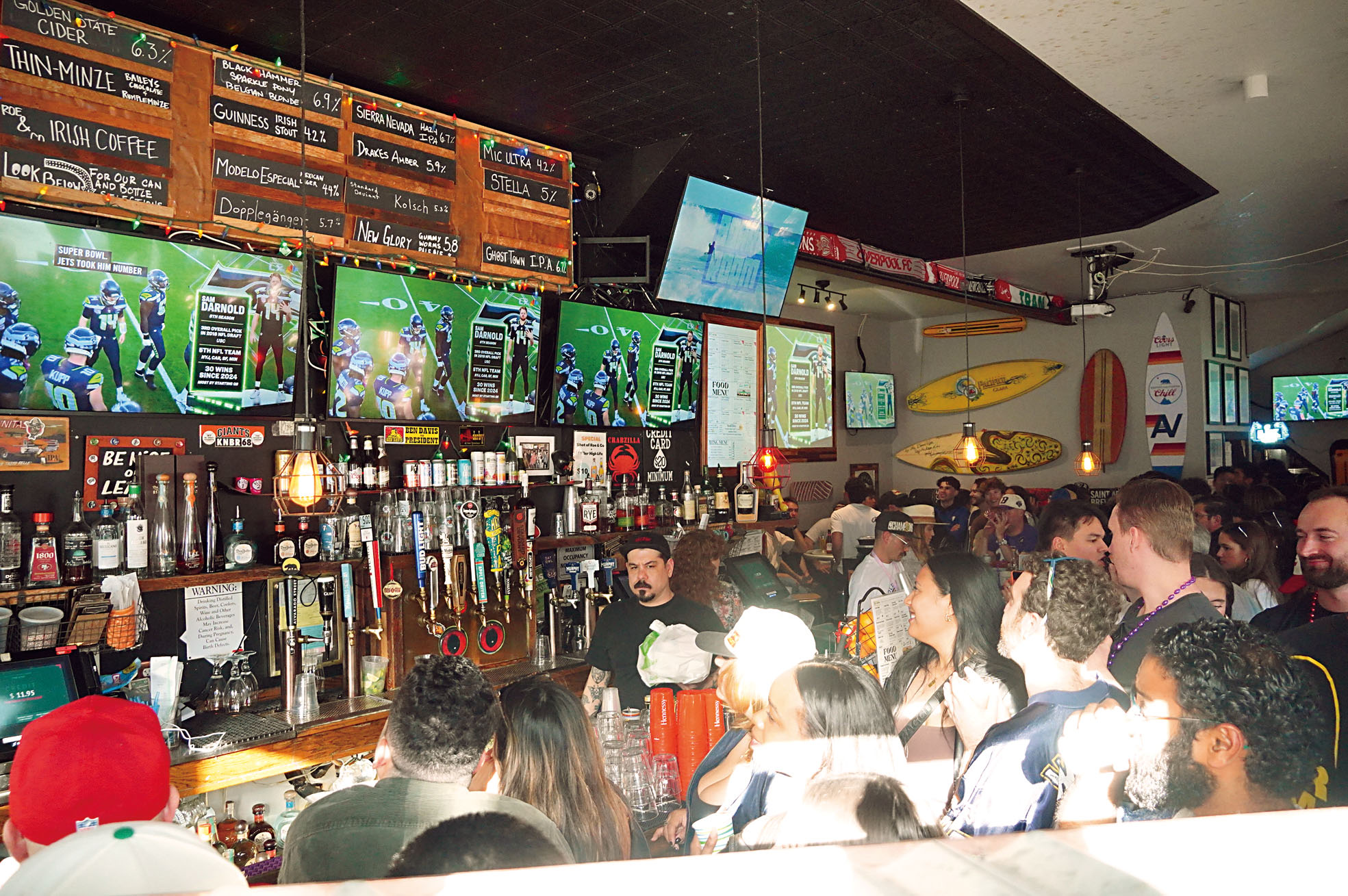 球迷們在酒吧內觀賽氣氛熱鬧。記者黃偉江攝