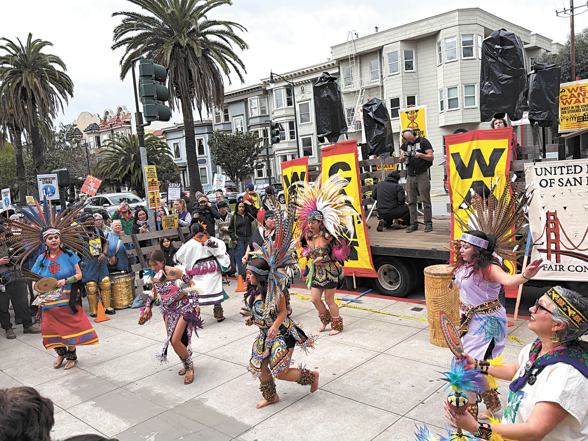 教師罷工示威現場有舞隊助陣，參與者在街頭集結，氣氛熱烈。記者蘇婕雅攝