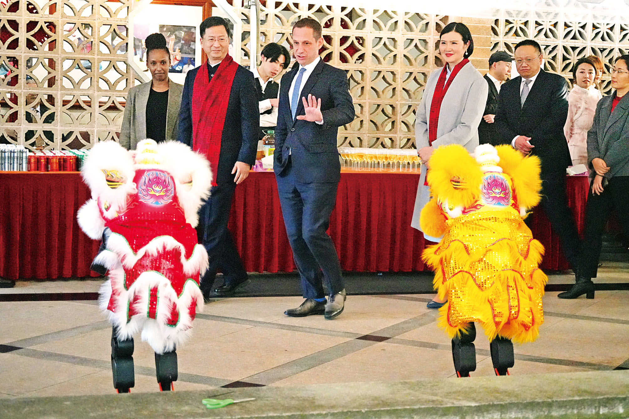 張建敏總領事伉儷邀請市長羅偉觀看機器人舞獅表演。記者黃偉江攝