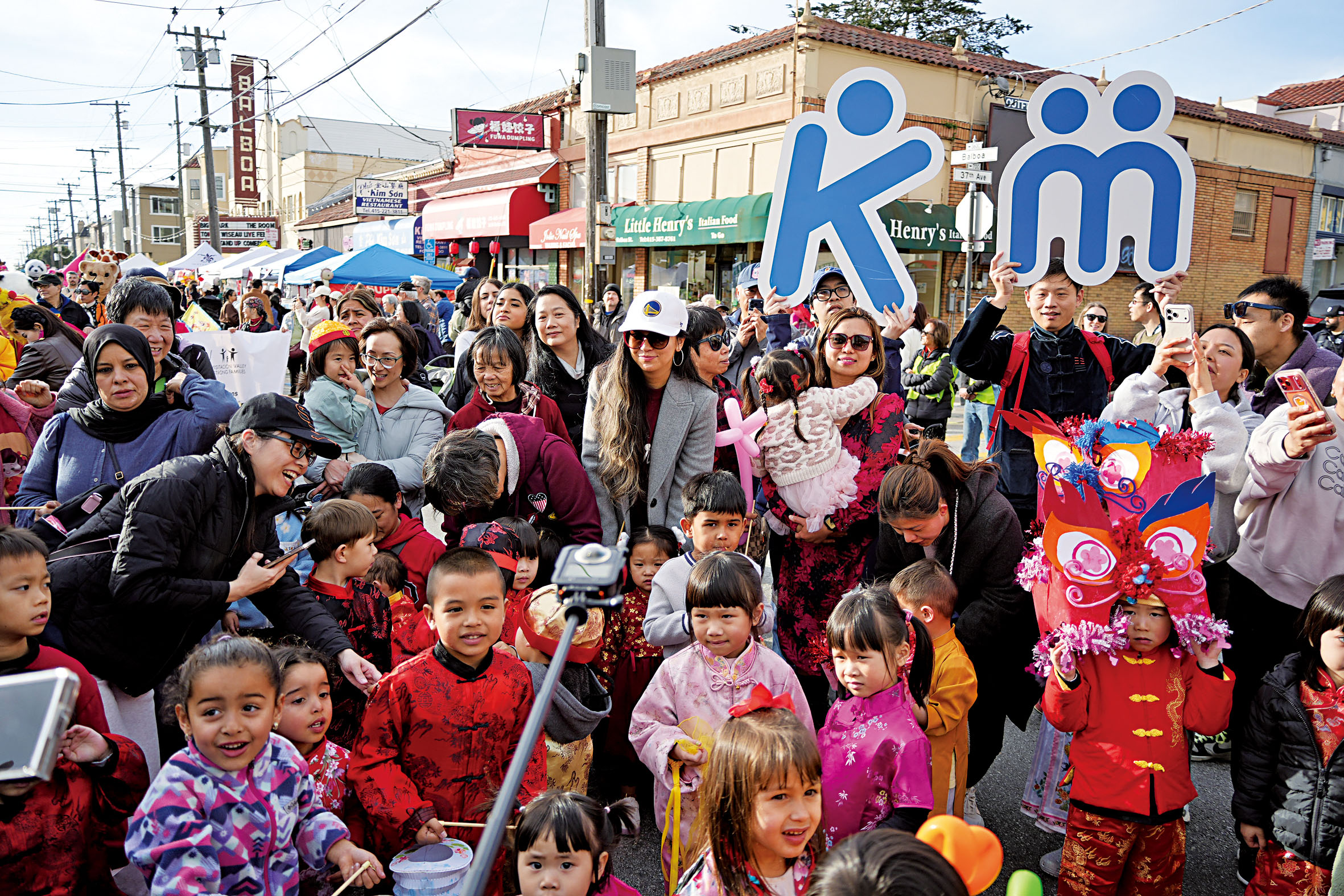 啟明啟蒙學校的師生與家長,舞動由環保紙盒手工製作的「舞獅」,高唱「恭喜恭喜恭喜你呀!」記者黃偉江攝