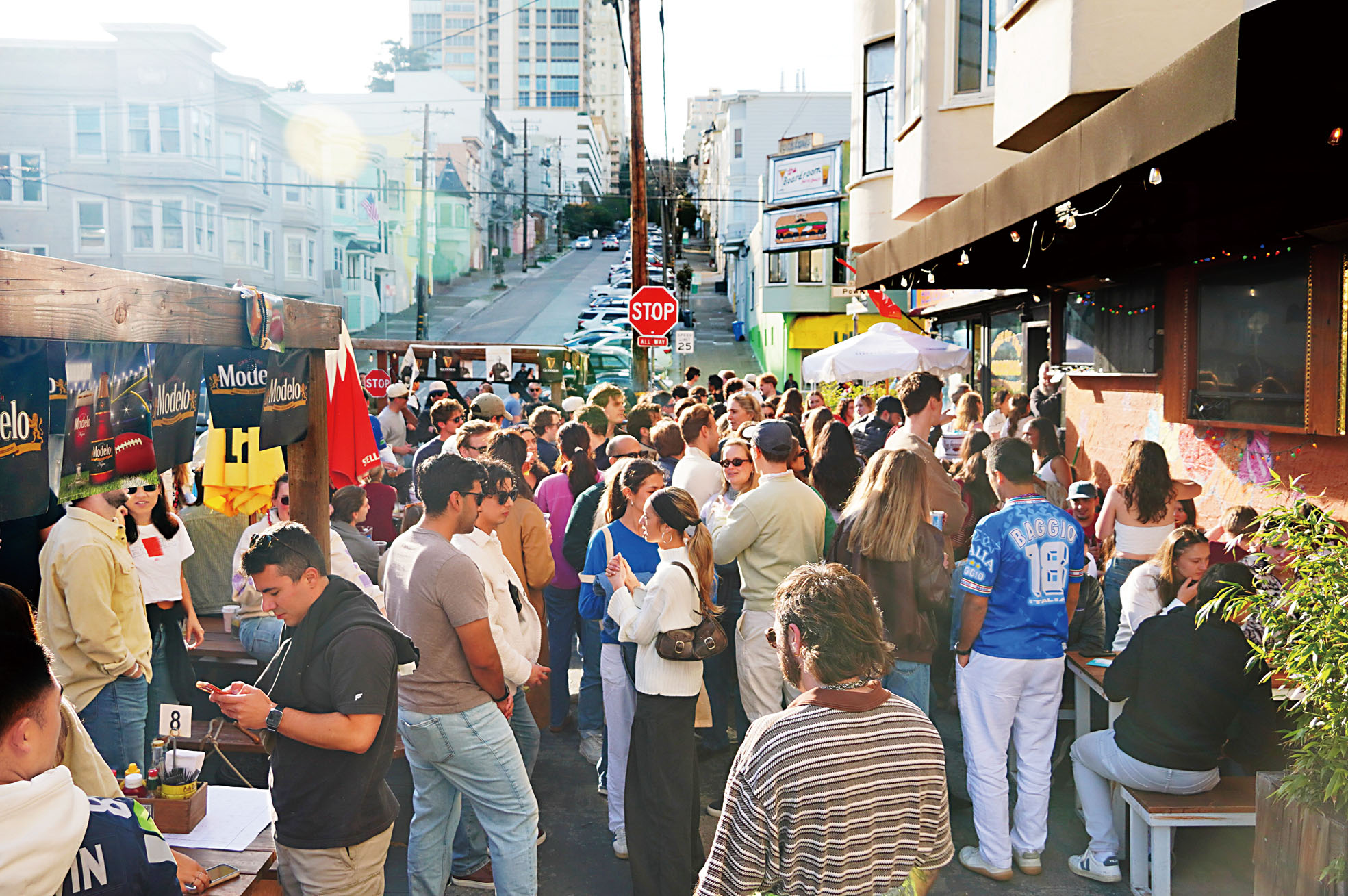 球迷們在酒吧外排隊。記者黃偉江攝