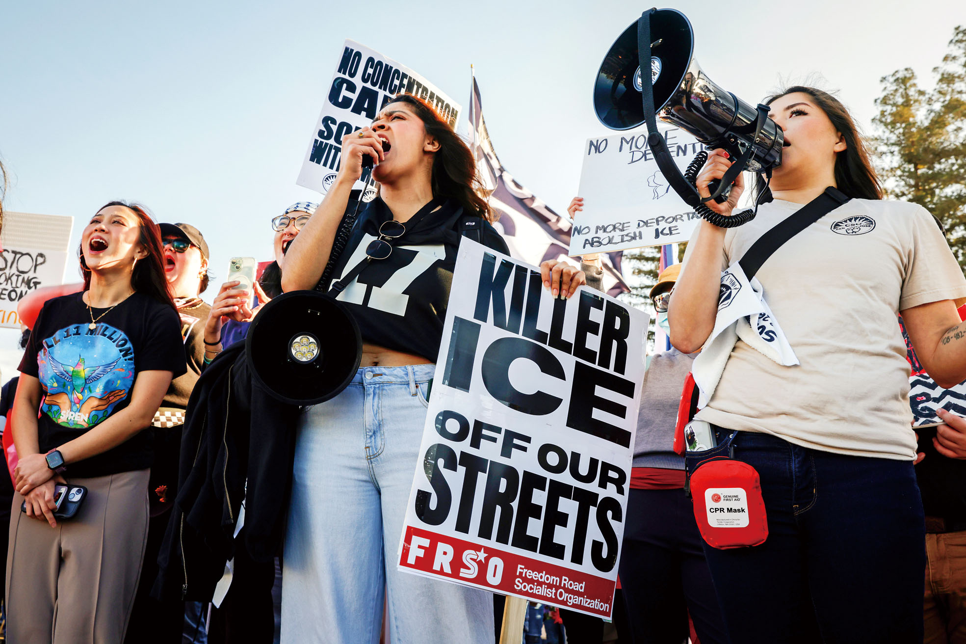 民眾在距離利維球場不遠處集會抗議聯邦移民執法行動。Bronte Wittpenn/三藩市紀事報/美聯社