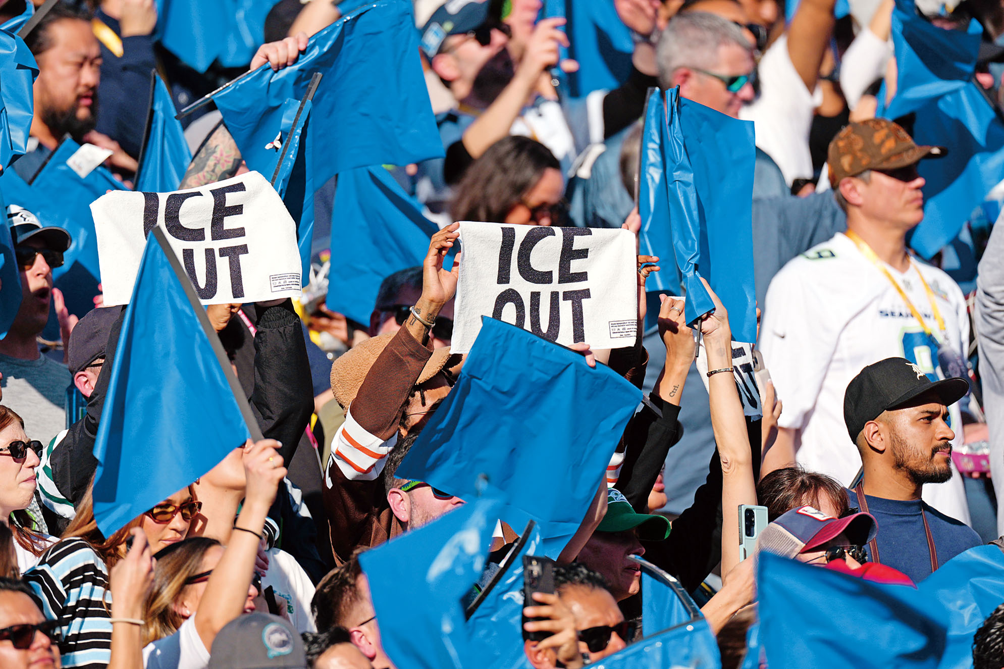 有球迷在比賽前舉起「ICE OUT」白毛巾。美聯社