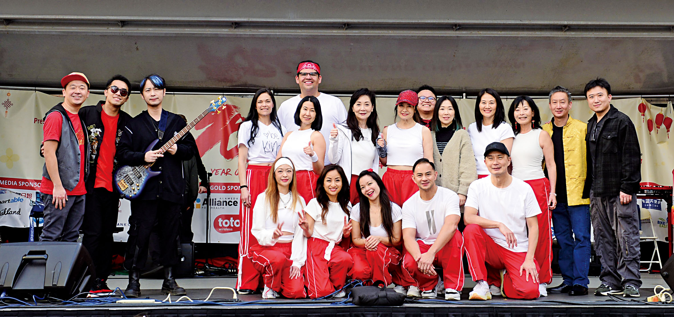 星島中文電台在屋崙華埠迎春擺街會的主舞台特別節目後一眾表演嘉賓大合照。本報記者攝