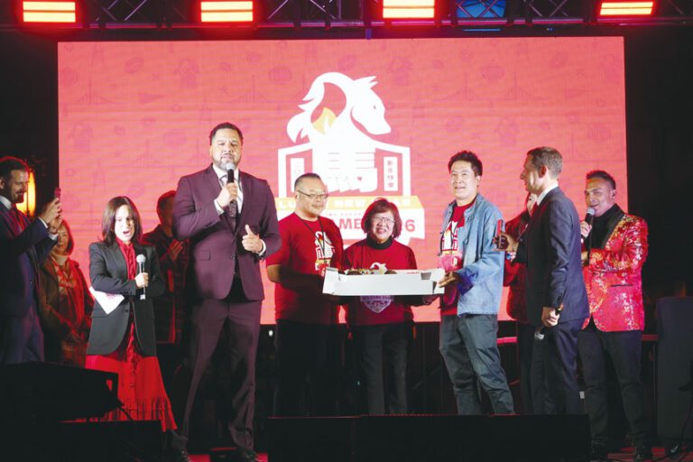 眾人為市長羅偉唱起生日歌，送上生日蛋糕，為市長在華埠舉辦生日晚會。記者黃偉江攝