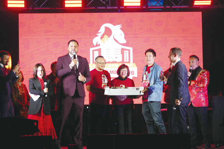 眾人為市長羅偉唱起生日歌，送上生日蛋糕，為市長在華埠舉辦生日晚會。記者黃偉江攝