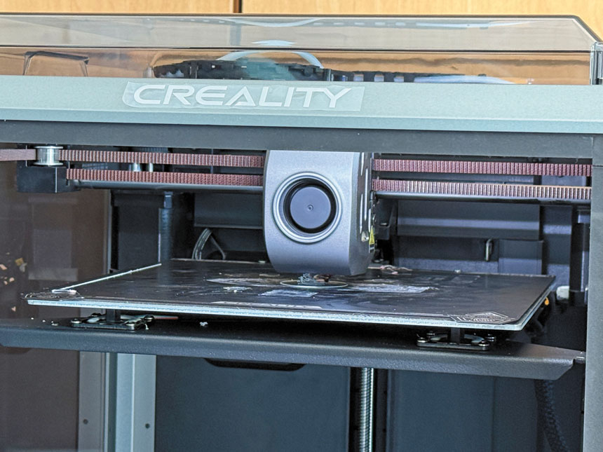 記者會現場展示家用3D列印設備，相關槍械藍圖讓製造致命武器變得「快速、便宜又容易」。記者陳程威攝