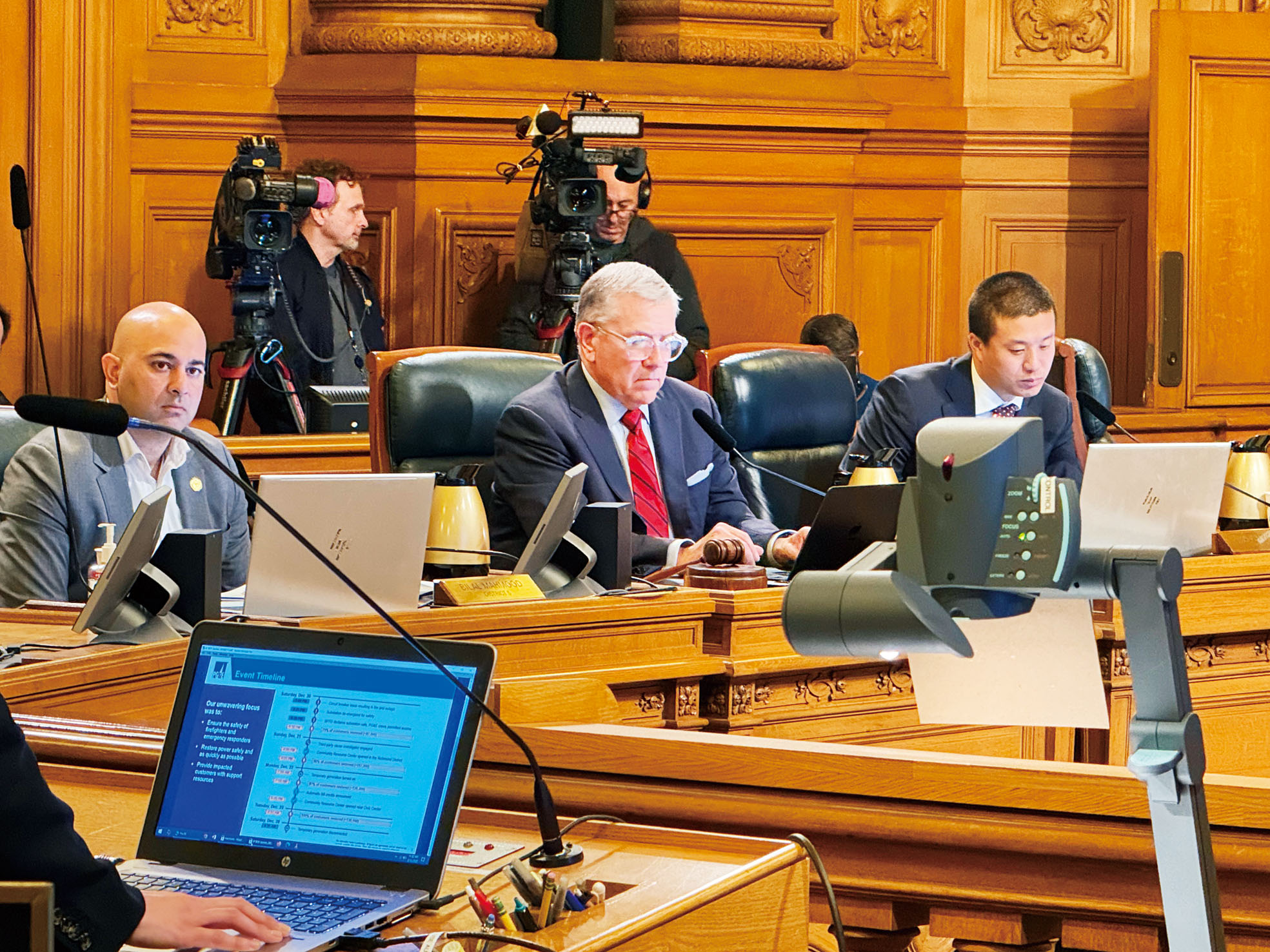 第四區市參事王兆倫（右）與第五區市參事馬百樂（左）質詢辛格。記者陳程威攝