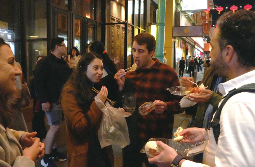 遊客們紛紛駐足品嚐，各式小吃香氣四溢，讓人當街大快朵頤。	記者黃偉江攝