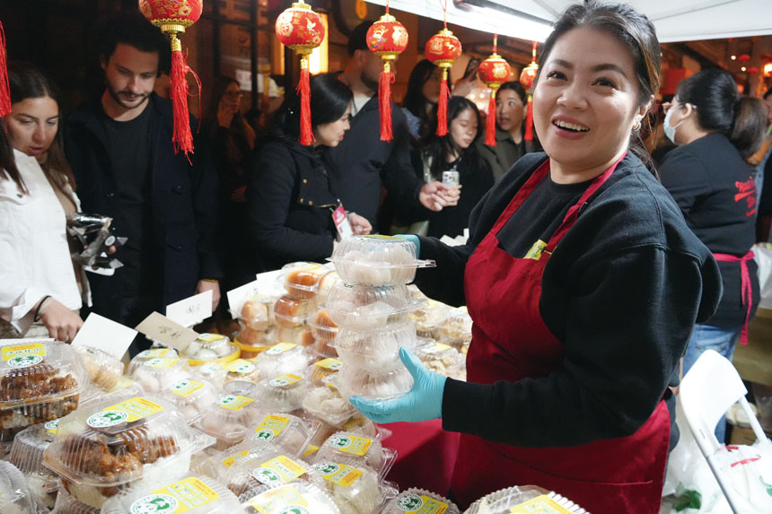 生意興隆，園林餐廳老闆娘Abby樂開懷。記者黃偉江攝