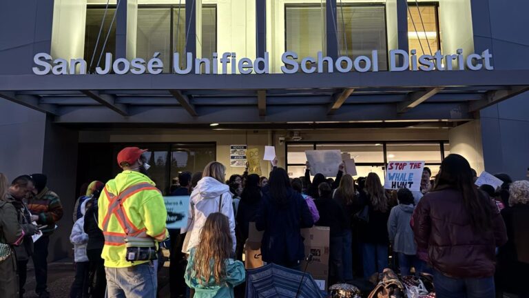 10晚SJUCD董事會會議聽已坐滿，很多不能進去的家長等在門外抗議。家長提供