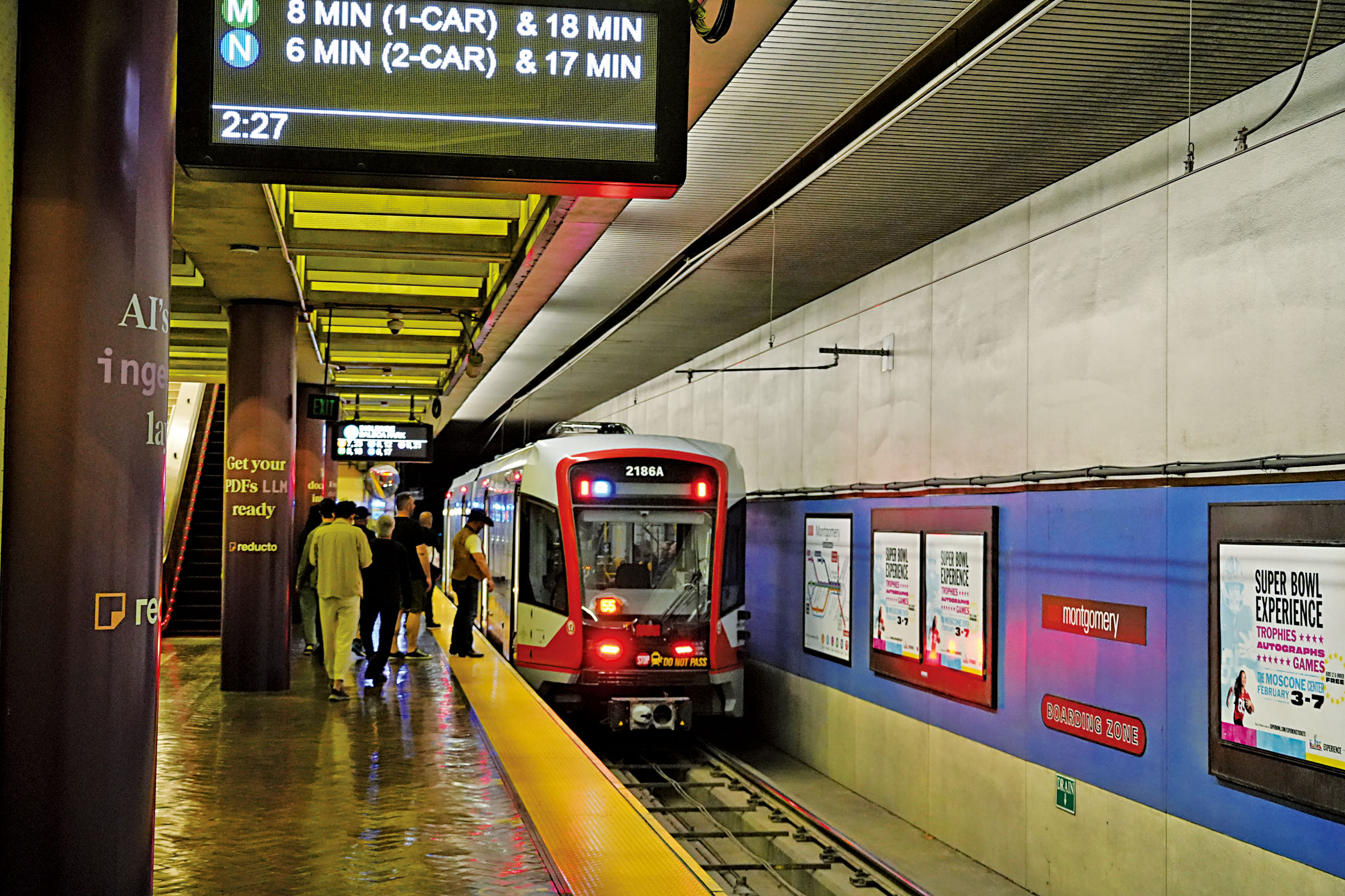 州長同意貸款,援助受赤字衝擊的灣區大眾運輸機構,圖為三藩市MUNI地下街車。記者黃偉江攝