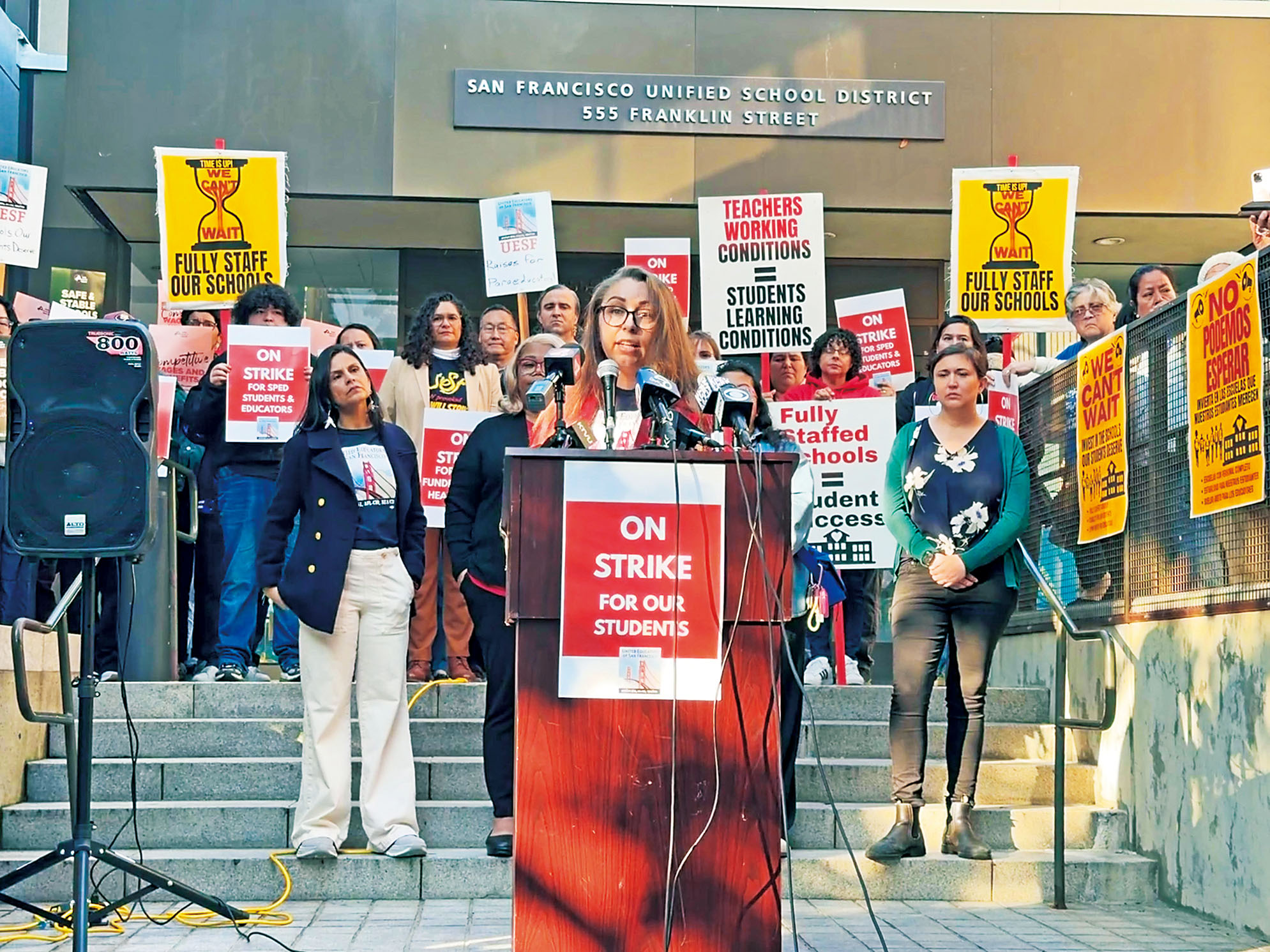 三藩市教師工會在校區行政大樓外開記者會,宣布2月9日(下周一)發動罷工。記者蘇婕雅攝