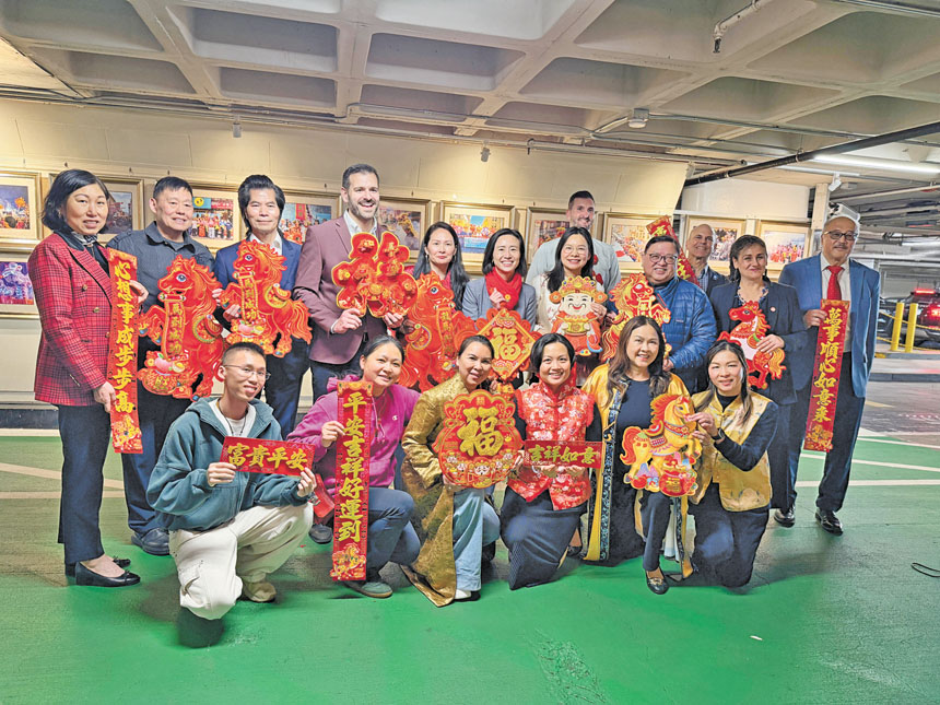 三藩市市參事、市交通局與華埠社區代表在花園角停車場合影，宣布新春推出首小時免費停車。記者蘇婕雅攝