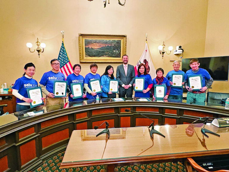 楊馳馬（右5）、與梁美菊（右4）、潘保琛（左2）等獲獎工會代表在眾議院內合影。楊馳馬辦公室提供