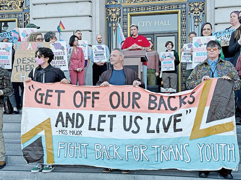 民眾聚集於三藩市市政廳階梯，聲援市參事會重申跨性別醫療權利的決議案，表達對性別肯認醫療的支持。記者陳程威攝