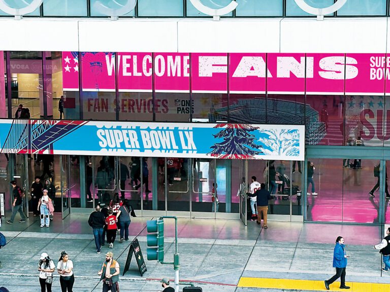 大量觀光客和球迷湧入灣區。記者陳程威攝