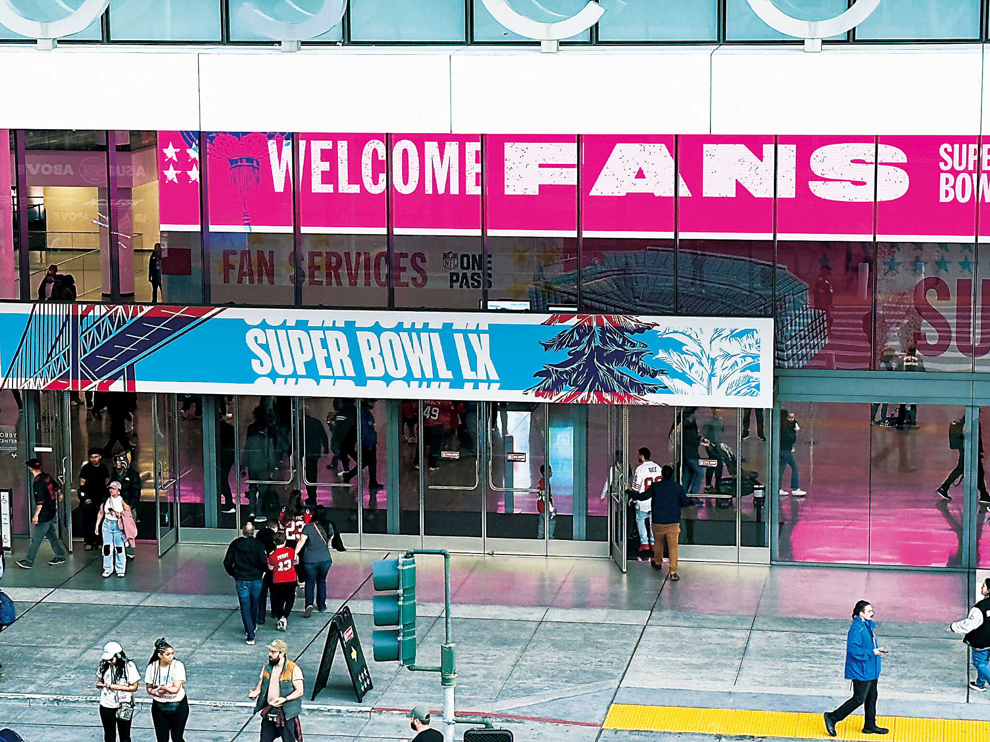 大量觀光客和球迷湧入灣區。記者陳程威攝