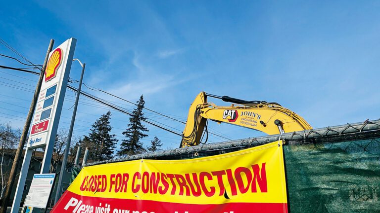 灣區不少加油站近來因升級地下儲油罐而關門展開工程。本報記者攝