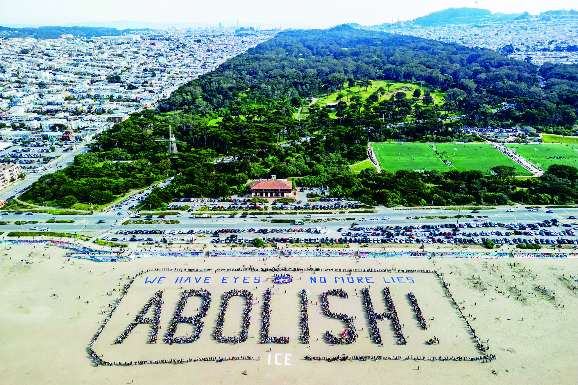 示威者在三藩市海洋灘拼出橫幅。Stephen Lam/三藩市紀事報/美聯社