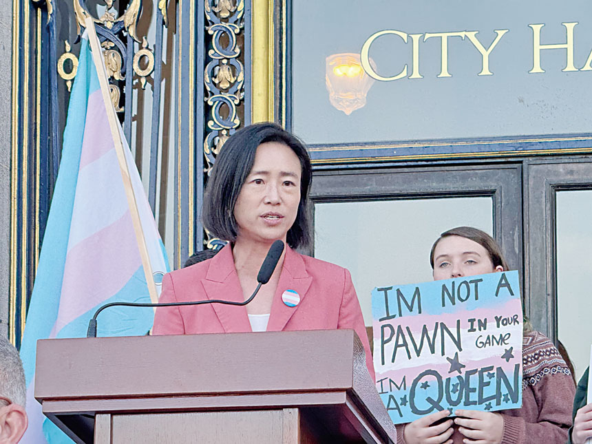 陳詩敏於市政廳集會中發言，強調地方政府將持續阻擋聯邦層級對跨性別醫療的倒退政策。記者陳程威攝
