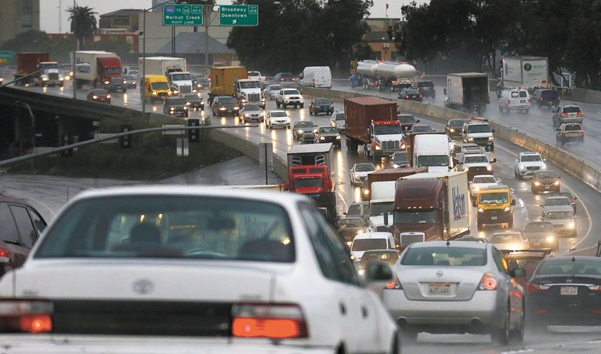 10多萬人湧入球場，將帶來交通壓力。美聯社資料圖