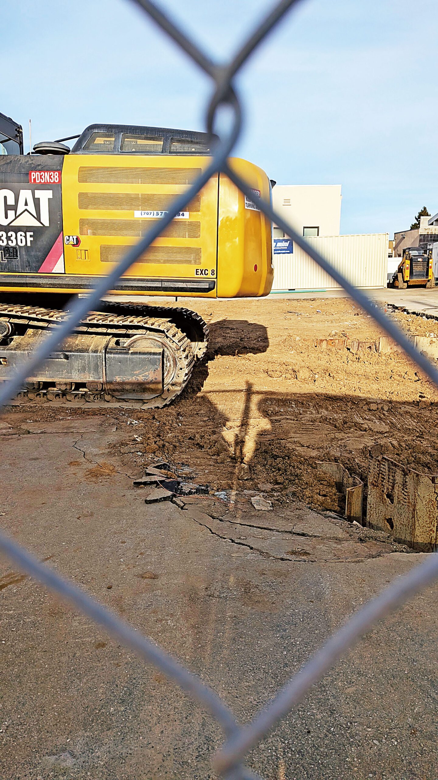 中半島一座加油站正在進行工程。本報記者攝