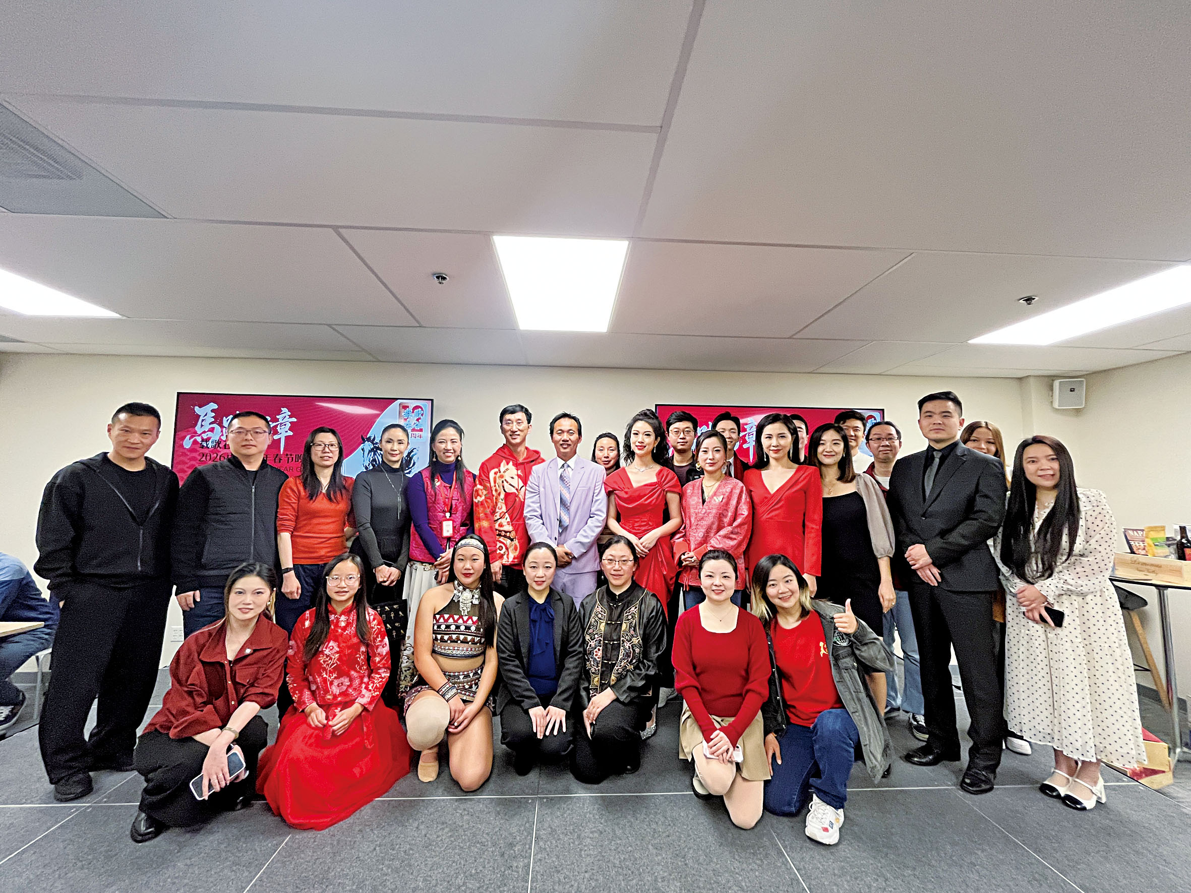 「載歌在谷」2026春晚主創和演出人員大合照。記者王蔚攝