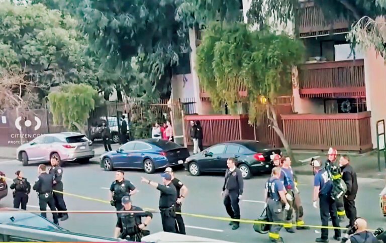 警方趕到案發現場調查。Citizen截屏