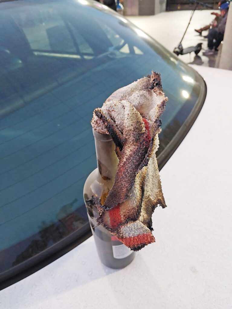 警員撿起紅酒瓶作為證據。三藩市警察局