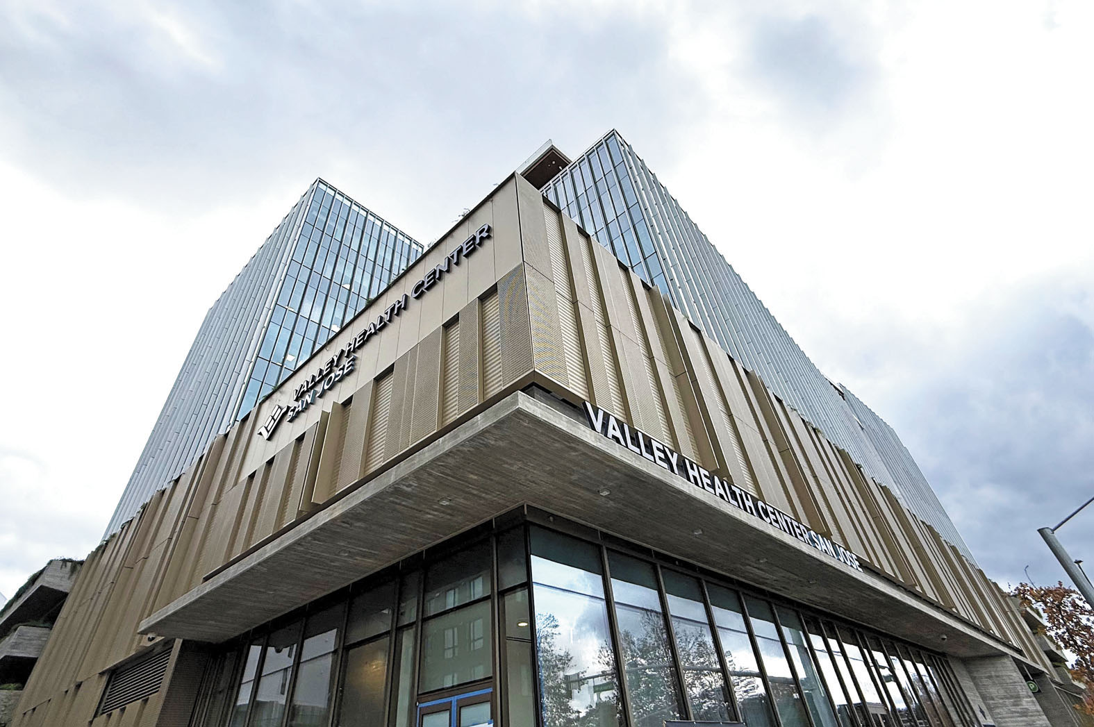 圖為位於聖荷西的聖他克拉谷醫療保健中心大樓。縣公共事務局