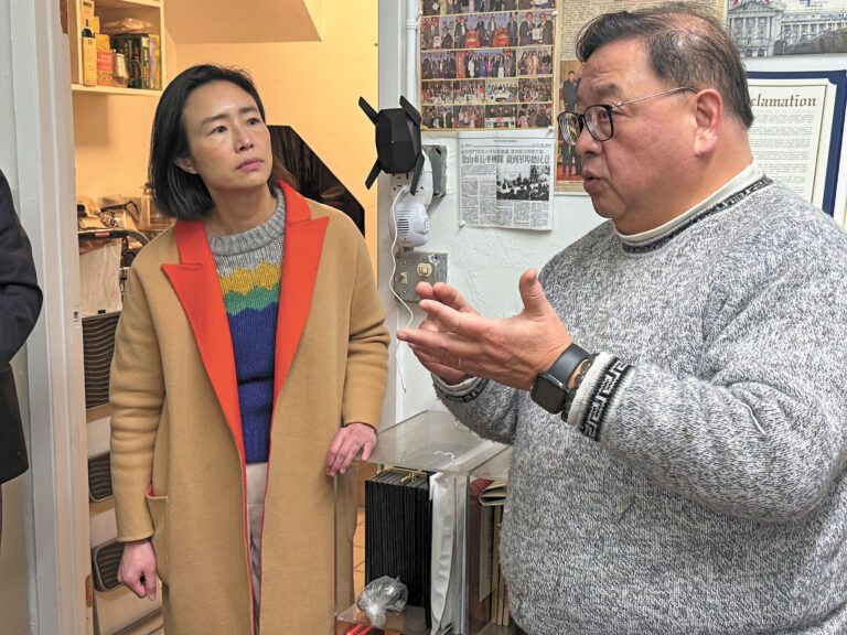 陳詩敏與華埠商戶交流，傾聽基層商戶心聲。記者陳程威攝