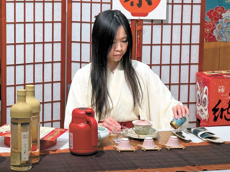 茶藝師示範「行茶七式」，透過溫器、投茶與分盞等步驟，感受茶道。記者陳程威攝