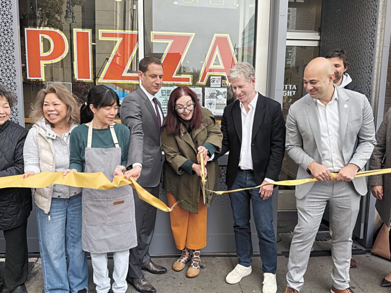 （右起）市參事馬百樂、慈善家拉森、田德隆社區改善區執行長羅賓遜、市長羅偉和華裔商家代表李女士等出席剪綵儀式。記者陳程威攝