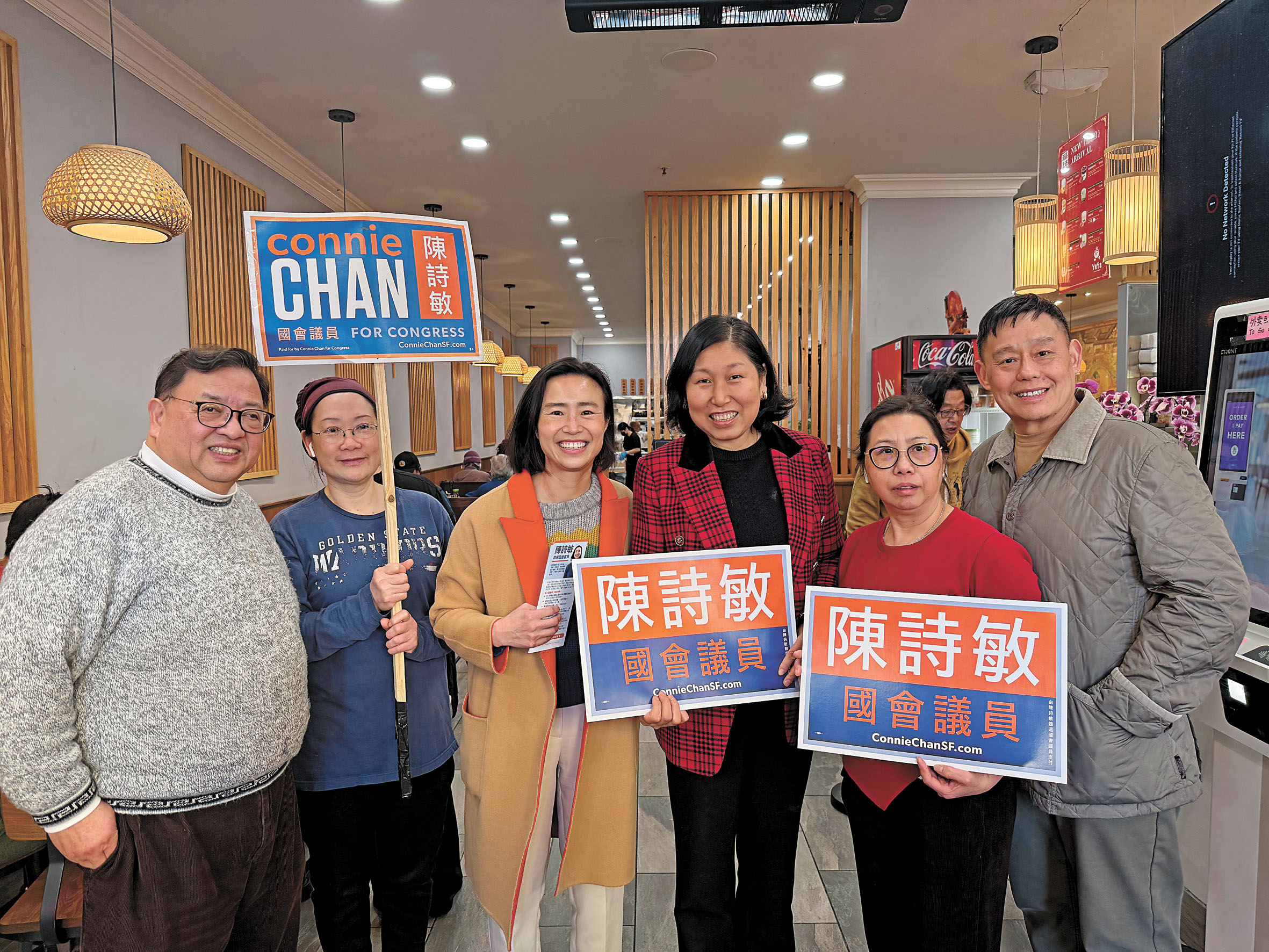 華埠商戶舉牌表達對陳詩敏的支持。記者陳程威攝