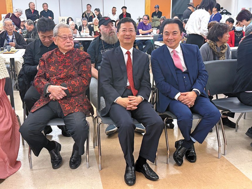 中國駐舊金山總領事張建敏(中)與三藩市公共圖書館館長玄柏高(右)觀賞茶藝與音樂演出。記者陳程威攝